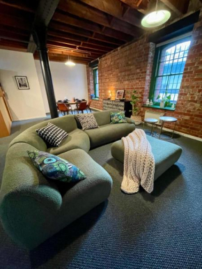 Melbourne Riverside Retreat